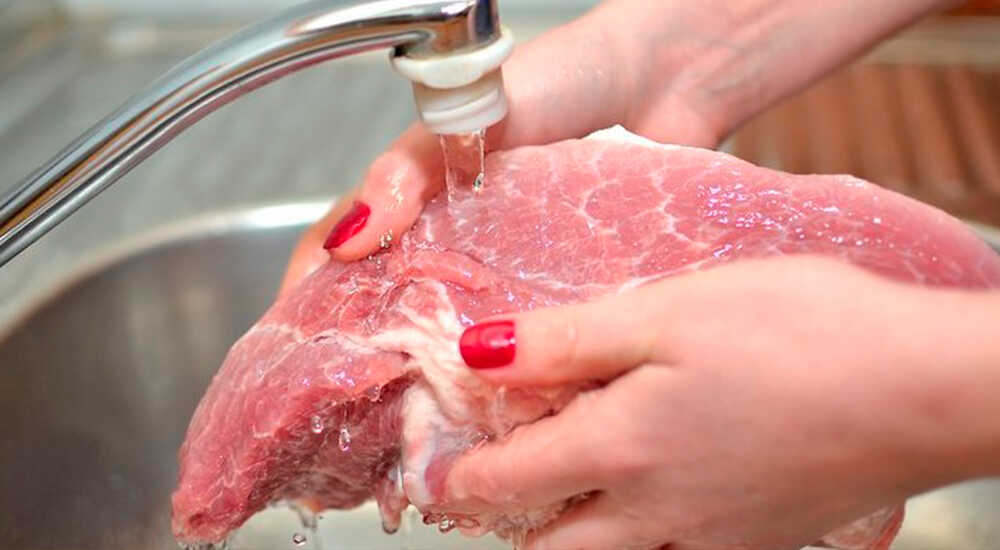 Промывание мяса перед приготовлением