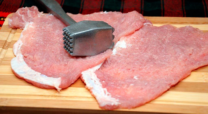 нарезаем свинину на порционные куски