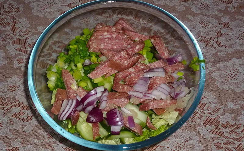 Ингредиенты салата с пекинской капустой и колбасой