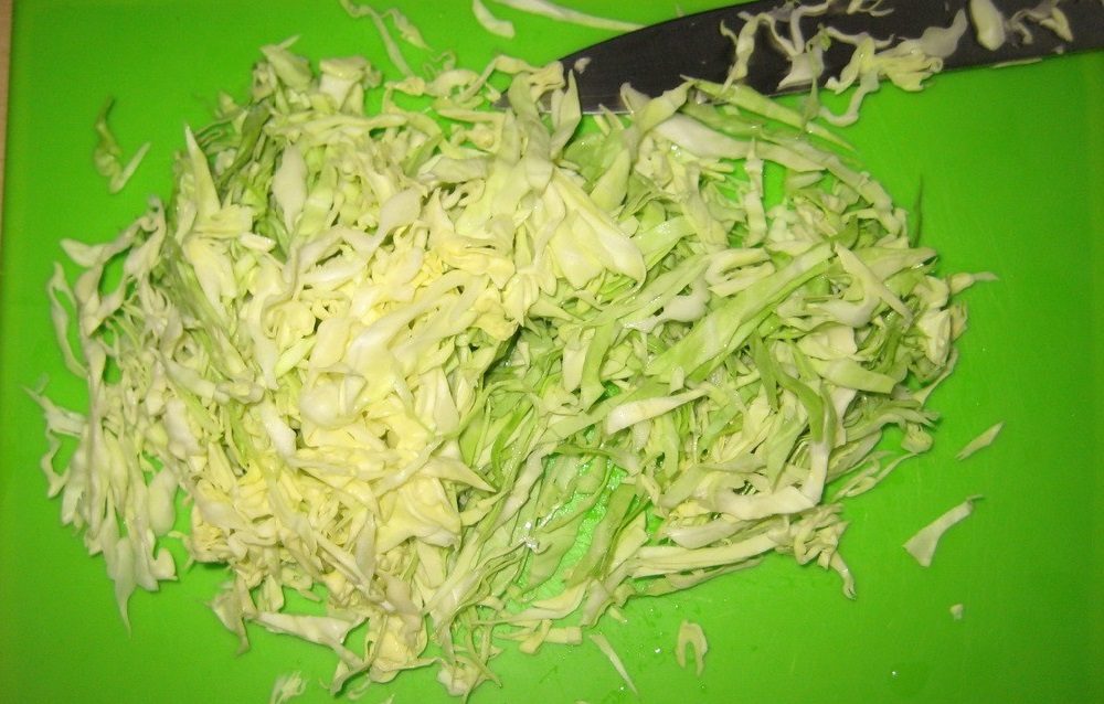 Молодая капуста для салата с колбасой