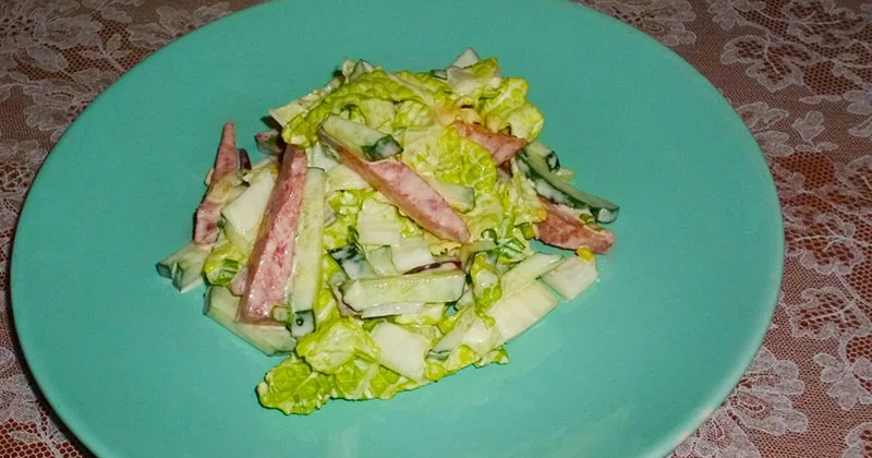 Салат из пекинской капусты с колбасой и огурцом