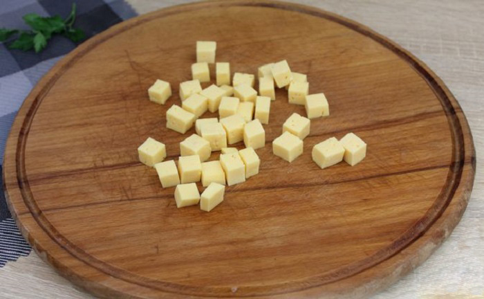 Сыр кубиками для салата