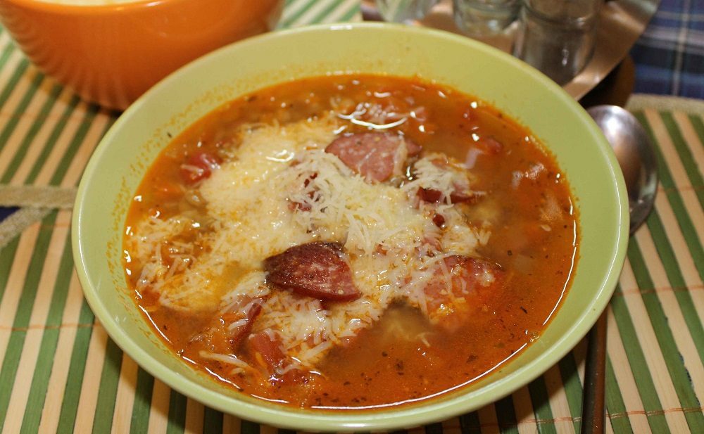 Чечевичный суп с колбасой