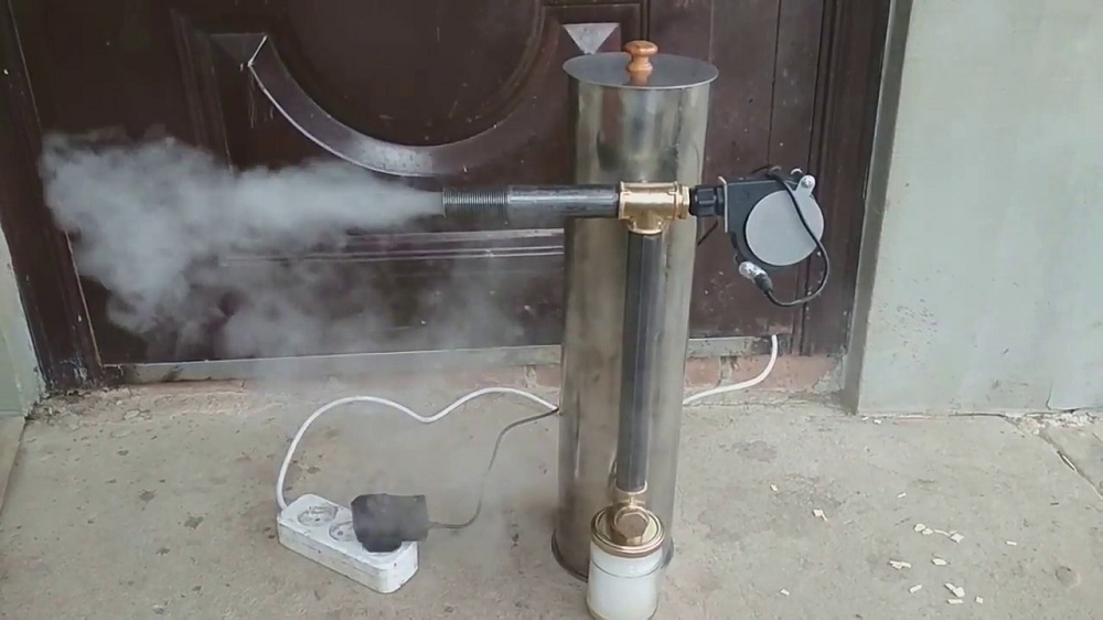 Дымогенератор с компрессором в работе