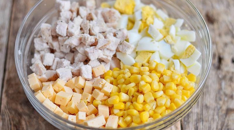 Ингредиенты салата с курицей, яйцом и кукурузой