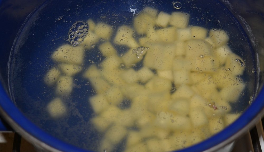 Картофель в кастрюле с водой