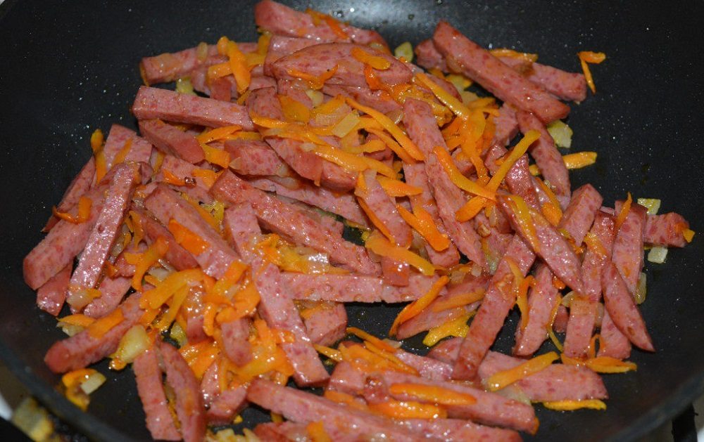 Колбаса, лук и морковь