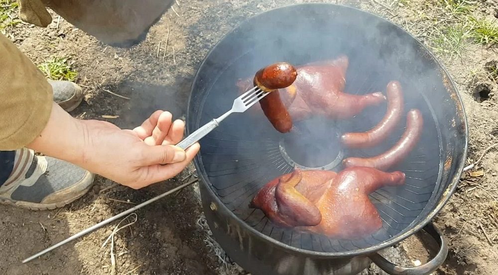Курица и колбаса в ведре