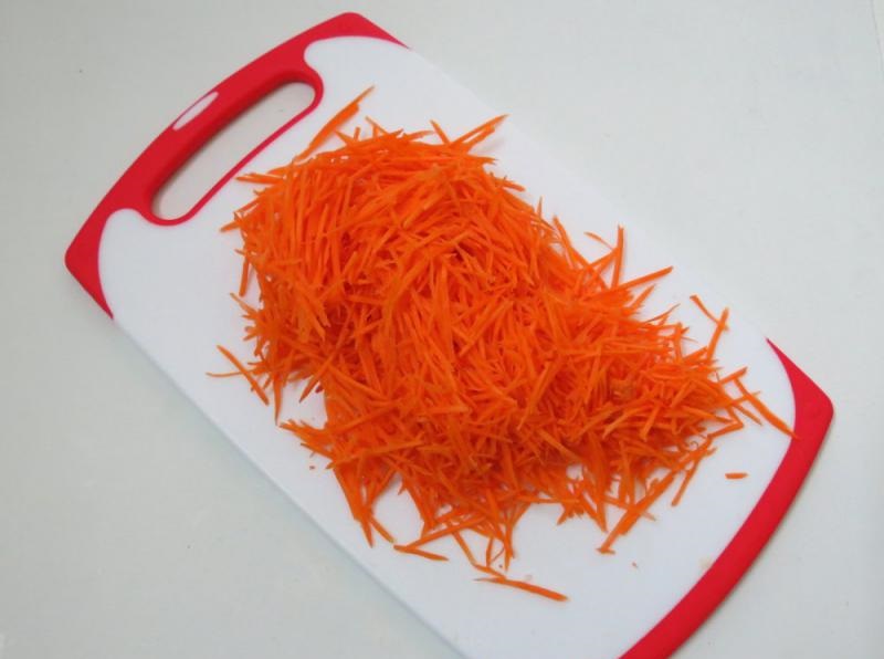 Морковь для салата с курицей и луком