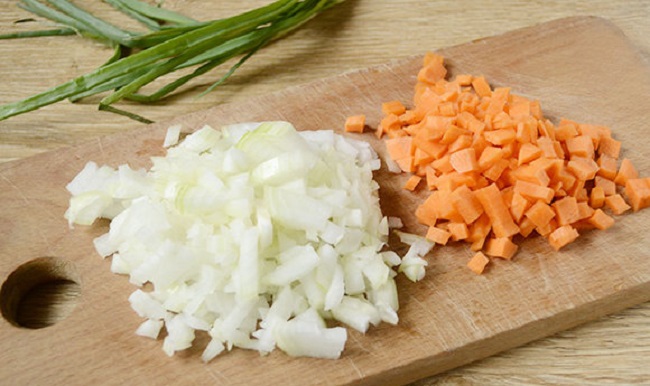 Морковь и лук для супа с окорочком