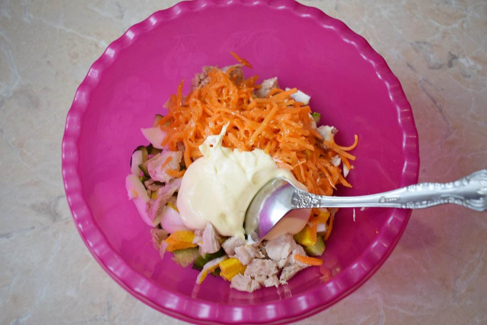Перемешивание салата с огурцом и морковью