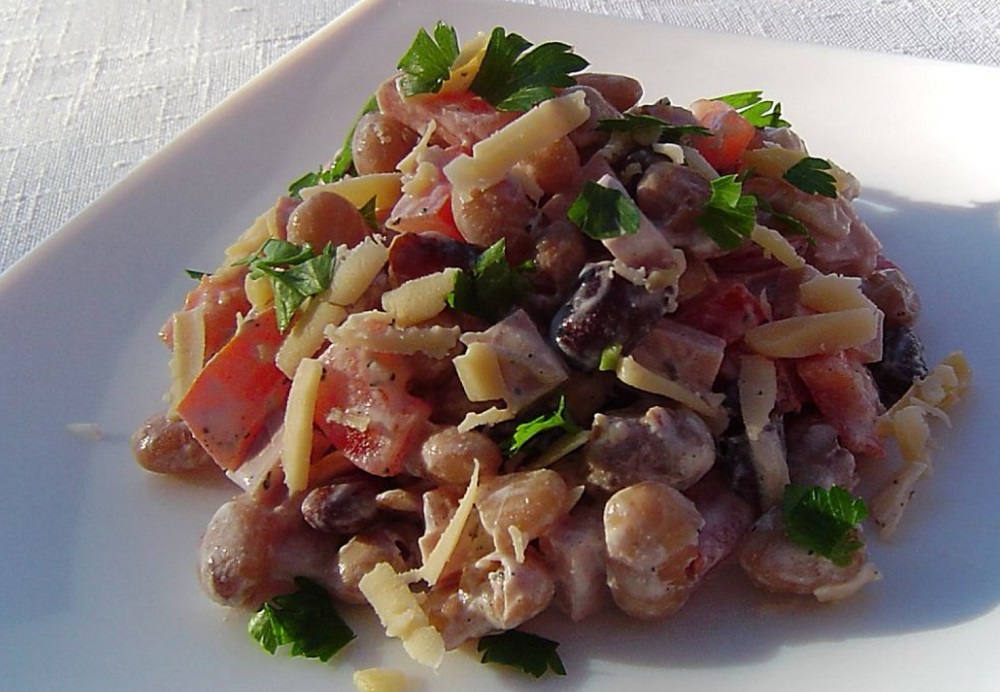 Салат из копчёной куриной колбасы и фасоли