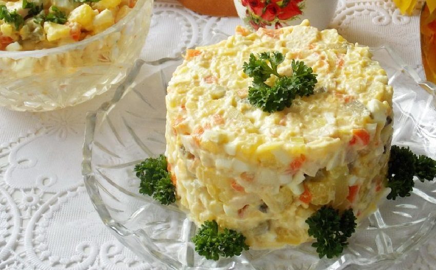 Салат с копчёной курицей, яйцами сыром и картофелем