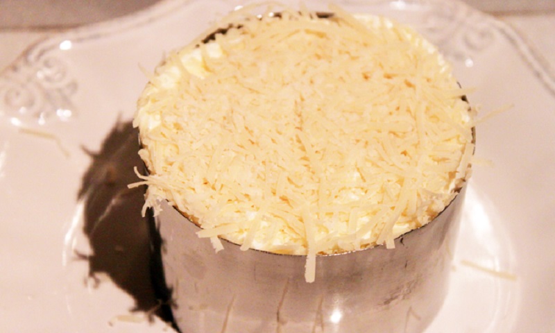 Сырный слой салата с копчёной курицей