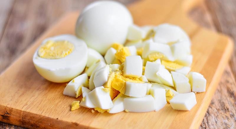Яйцо кубиками для салата с кукурузой и курицей