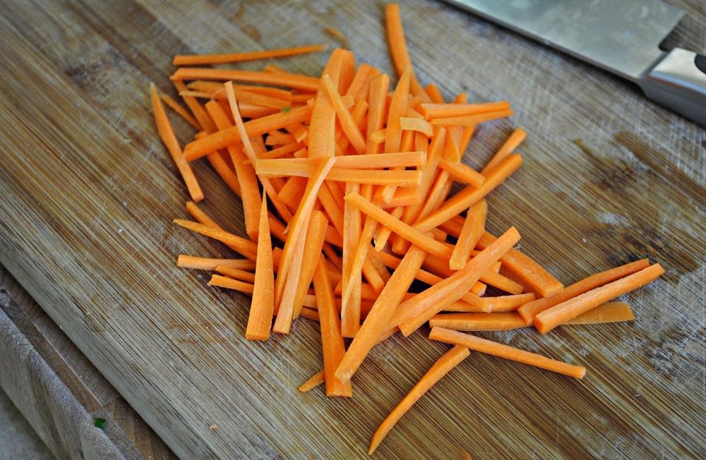 Крупной соломкой морковь