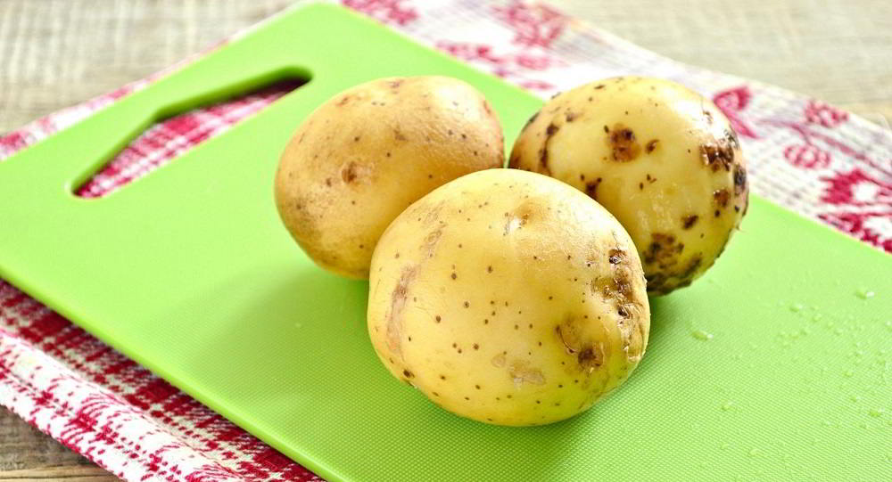 Молодая картошка на столе