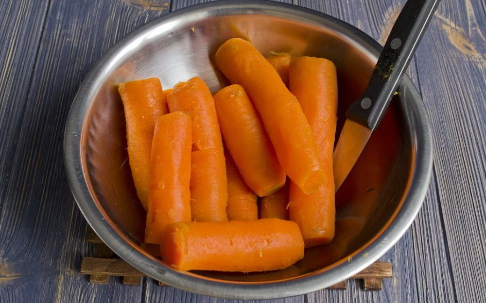 Морковь для салата с колбасой и фасолью