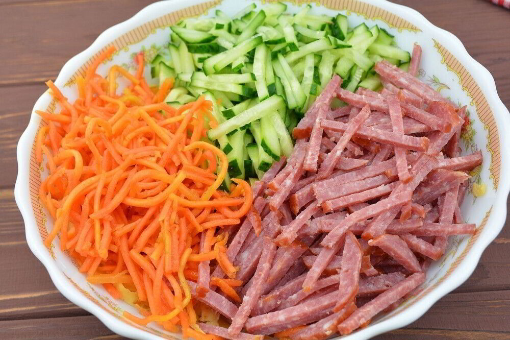 Огурец, морковь и колбаса