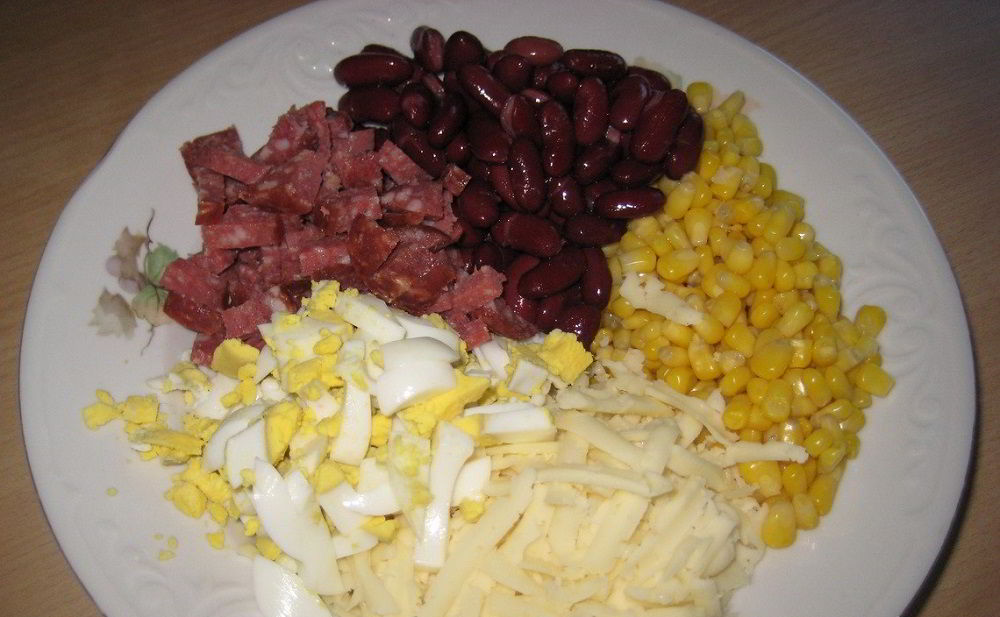 Состав салата с колбасой, фасолью, кукурузой и сыром