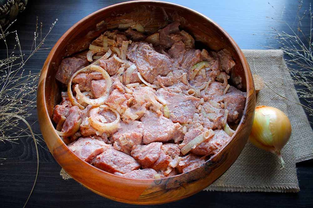 Маринование свинины в майонезе с луком