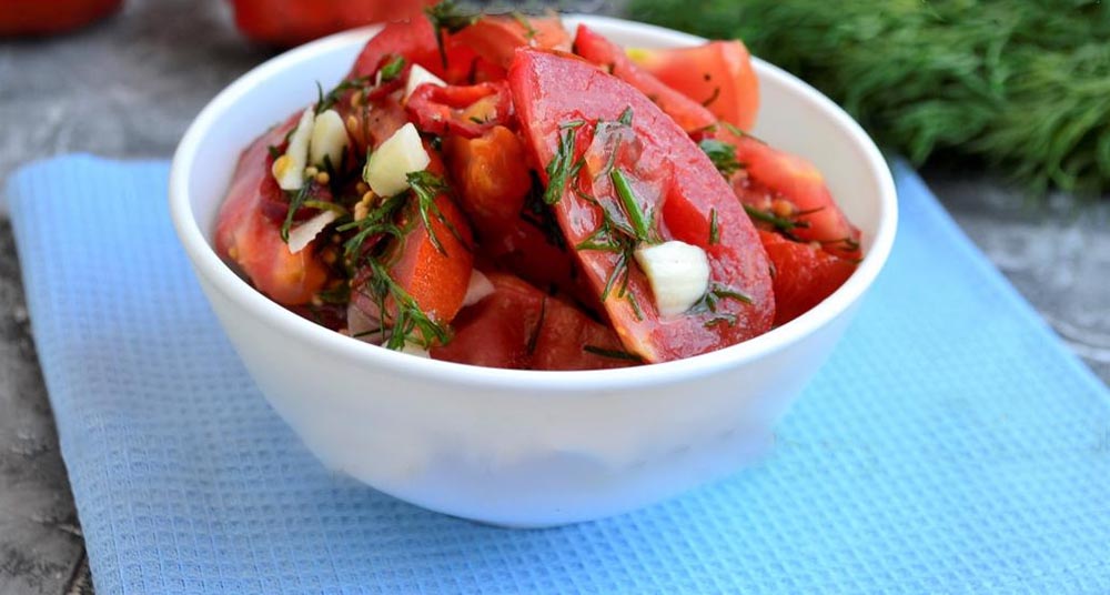 Pomidory s chesnokom i chili