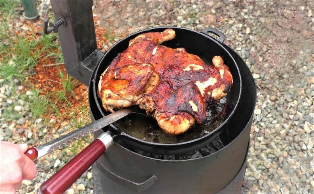 Жаренный цыпленок на мангале в сковороде 