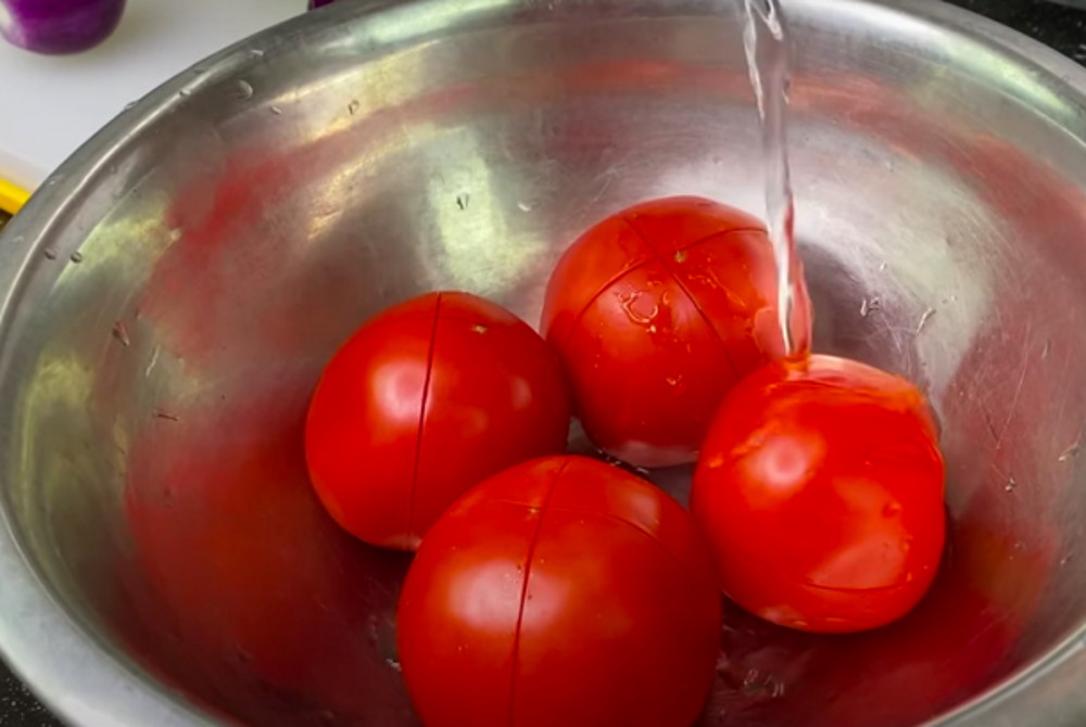 pomidory zalivayut vodoy