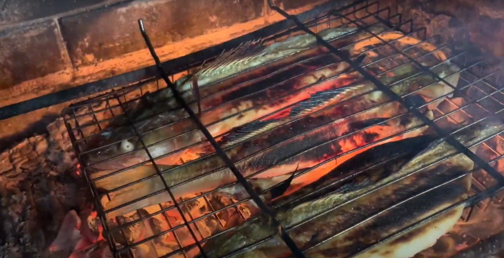 Процесс приготовления рыбки на углях