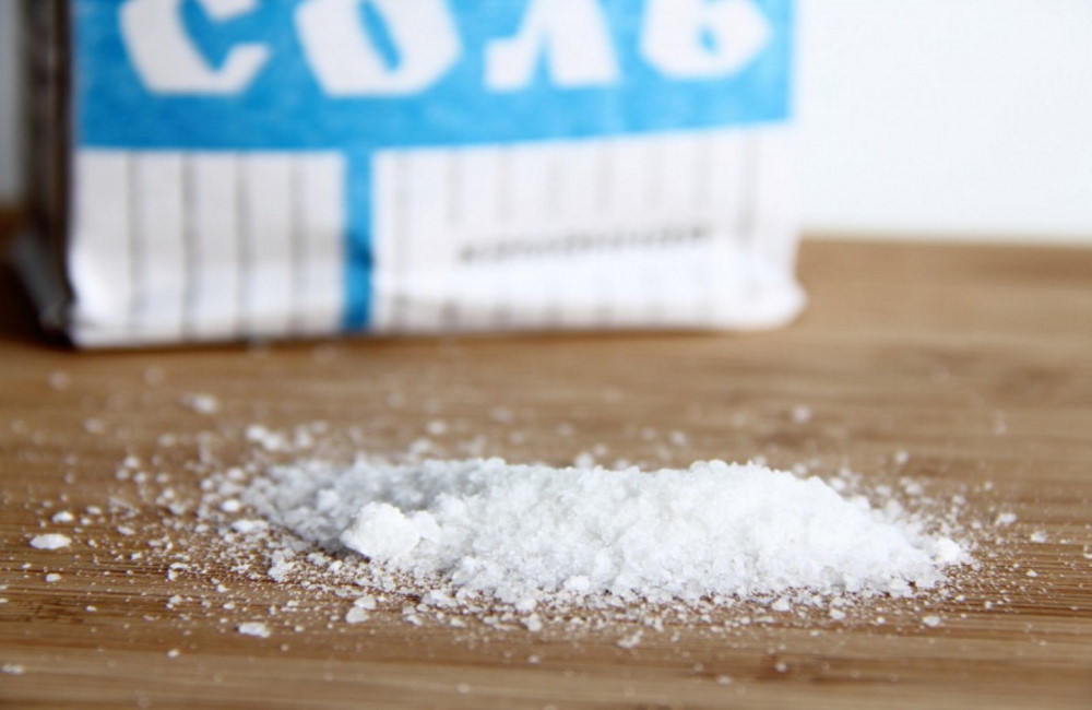 Каменная соль на деревянном столе