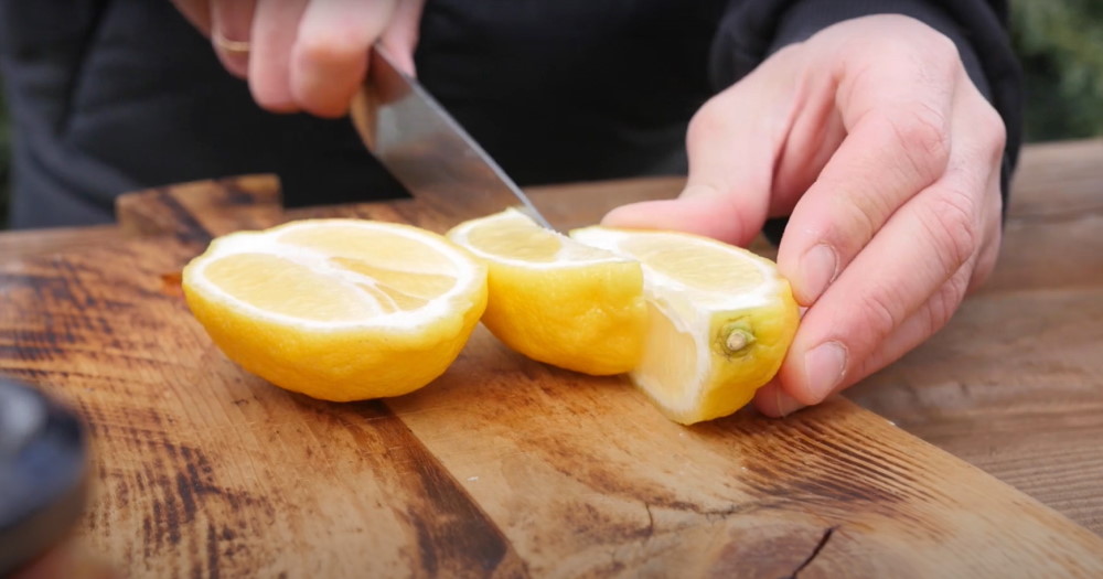 Острым ножом режем лимон