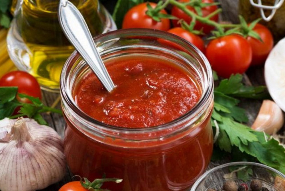Банка томатного соуса с чесноком и оливковым маслом