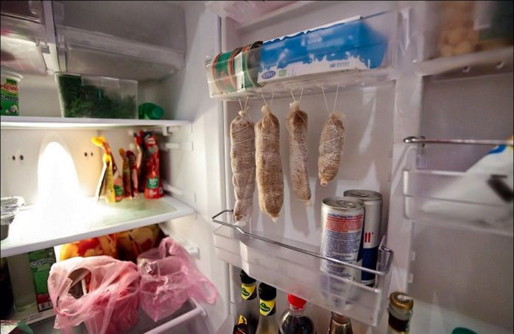 мясо завернутое в марлю висит в холодильнике 