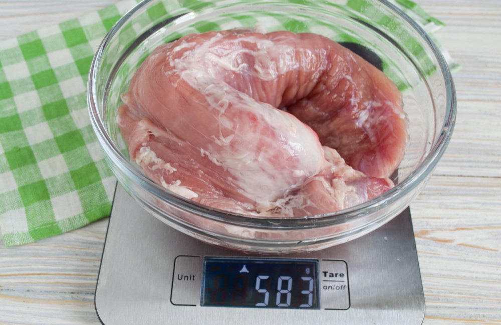 Кусок свежего мяса свинины в стеклянной миске