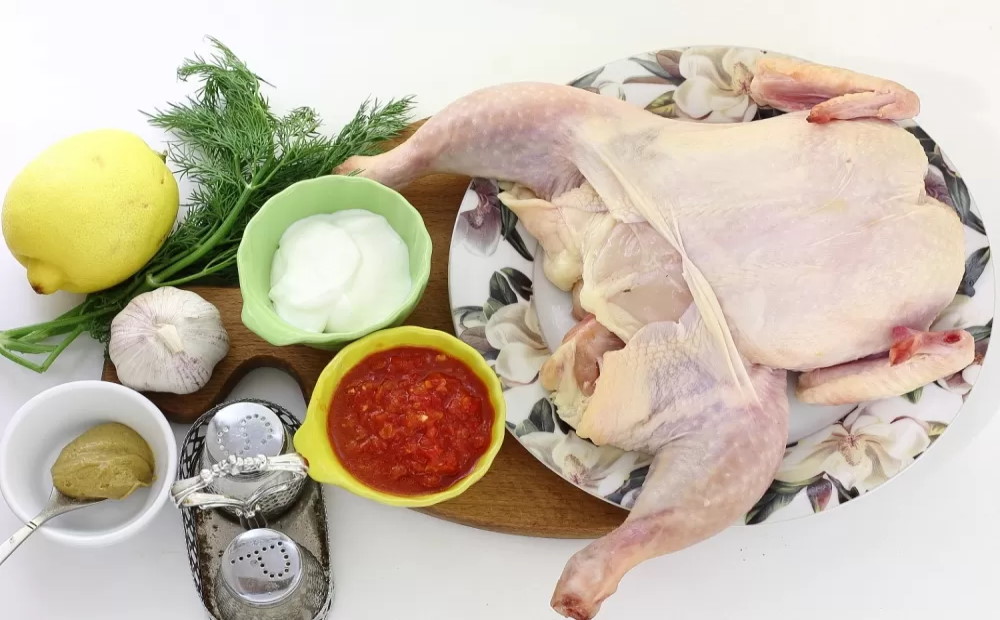 Свежий цыпленок с ингредиентами для маринада