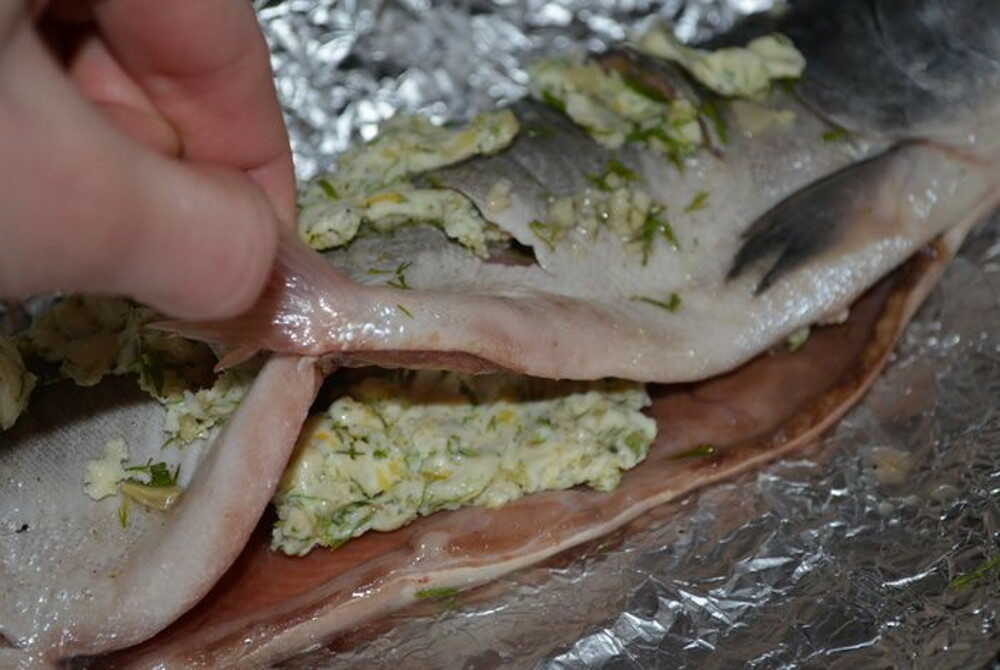 Тушка рыбы в маринаде из масла и чеснока