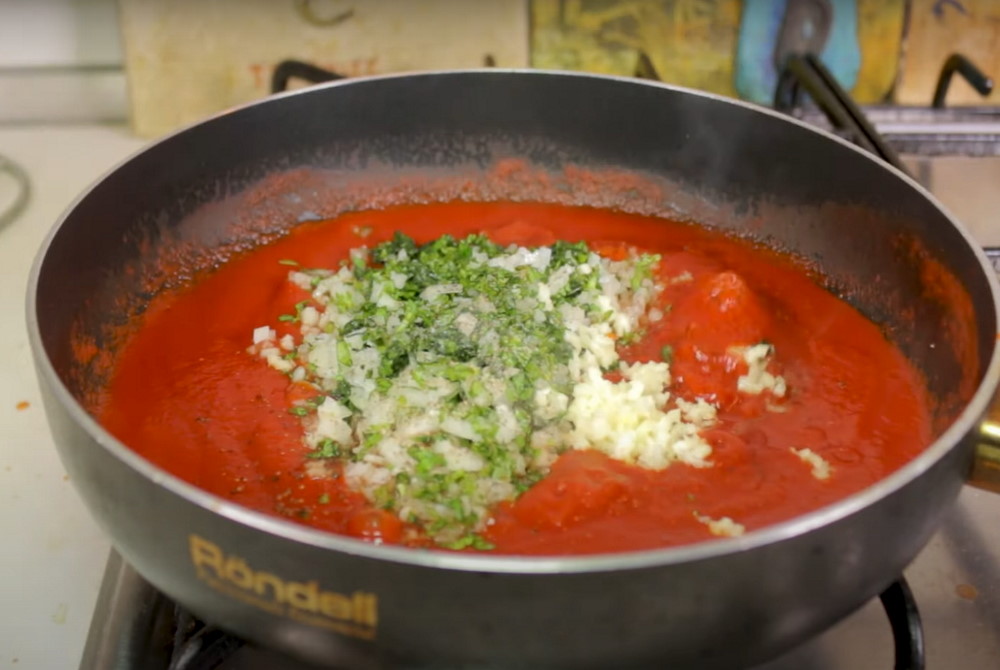 В сковороде томатная паста с зеленью, чесноком и луком