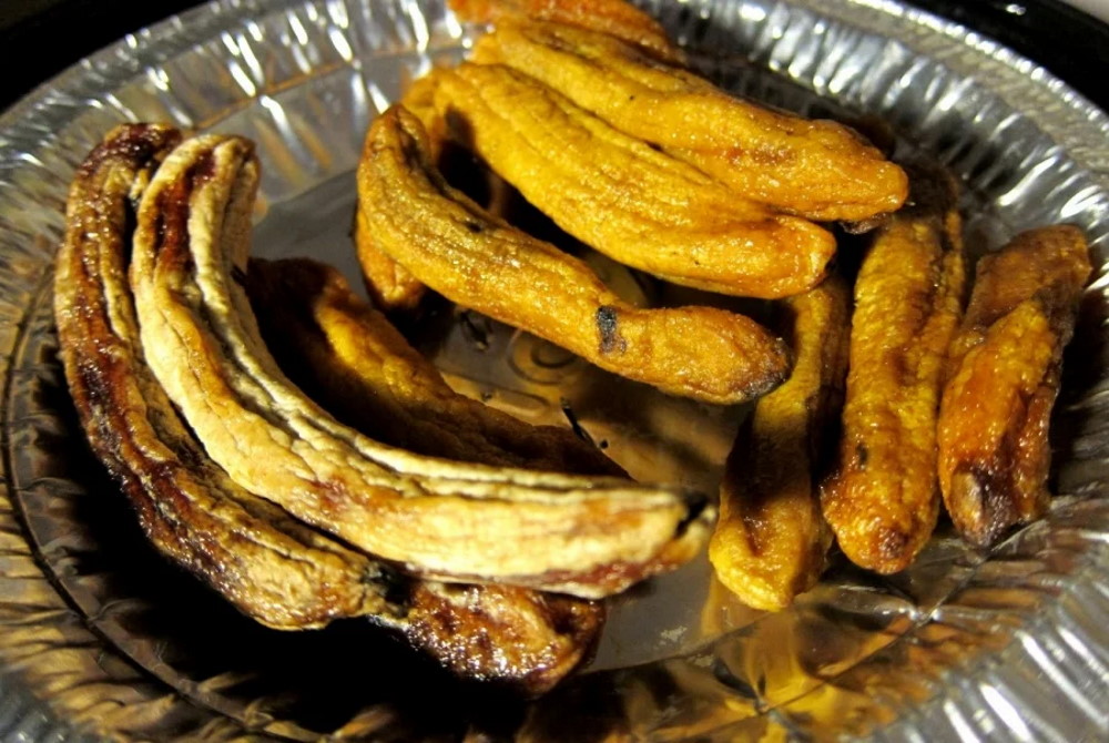 На железной тарелке несколько видов вяленых бананов