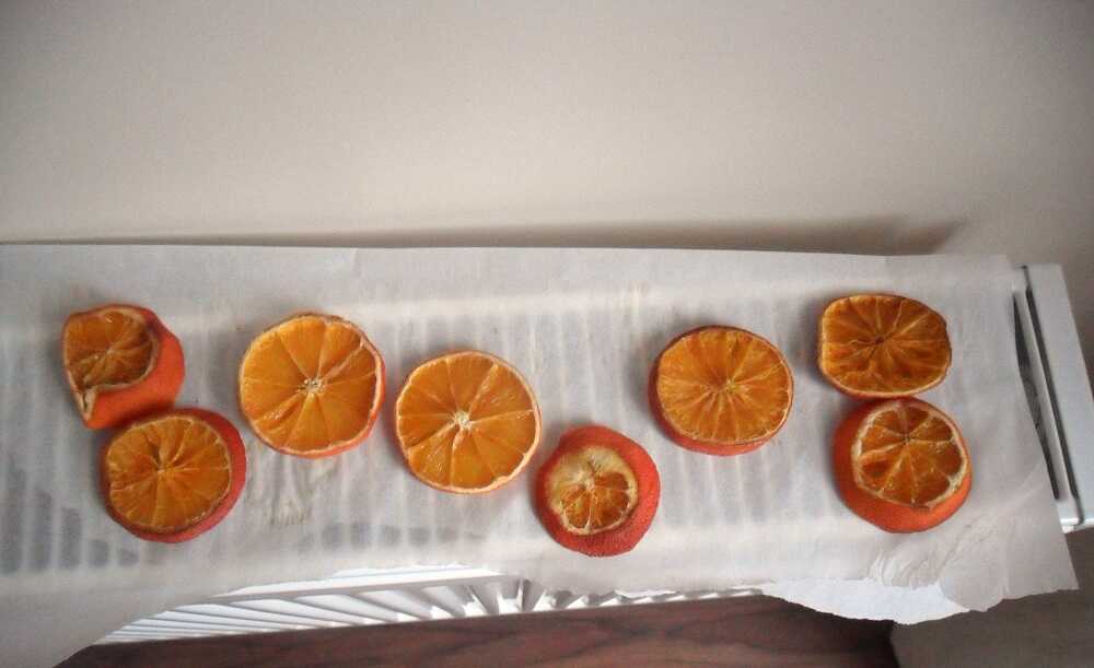 Апельсины сушатся на батарее