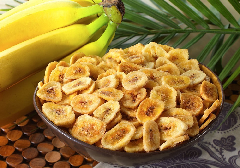 Банановые чипсы в тарелке