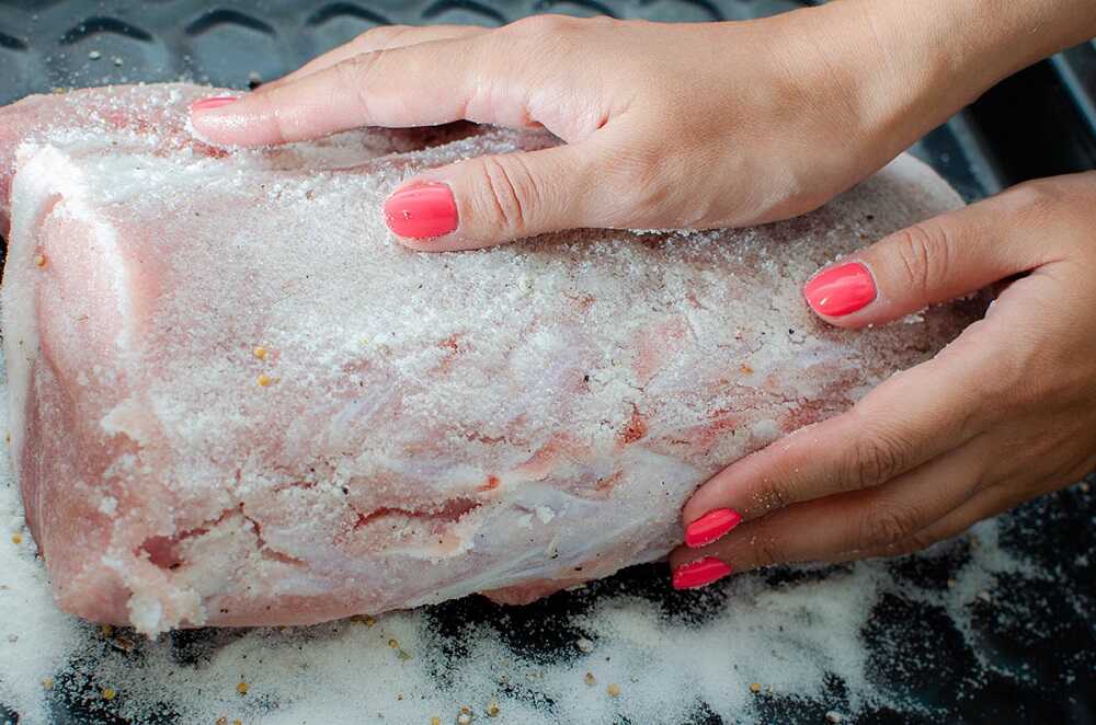Натираем солью кусок мяса снизу