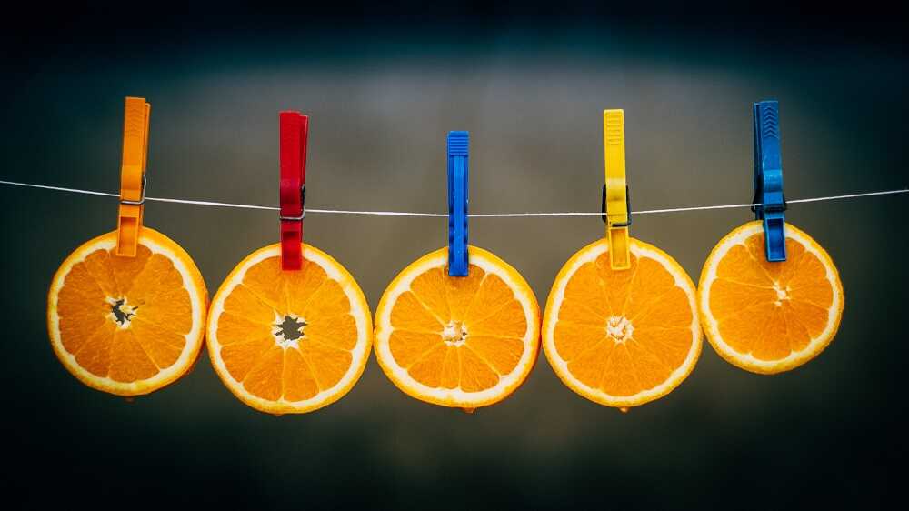 Кружочки апельсинов висят на веревке