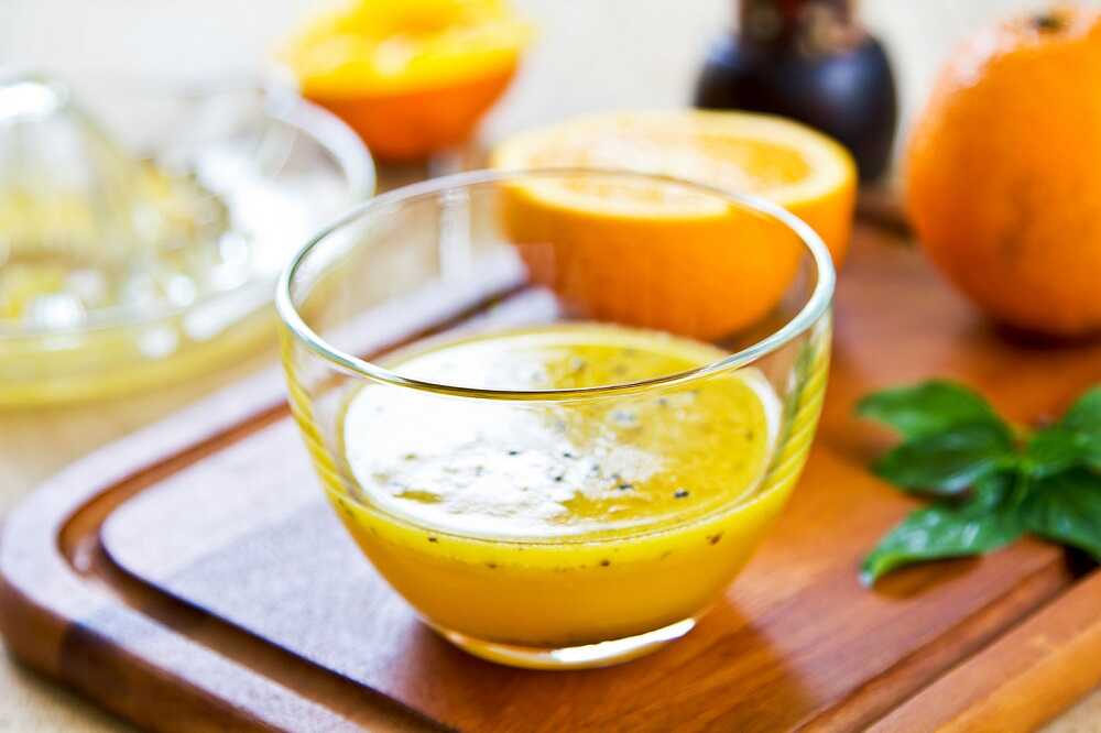 Маринад из горчицы и апельсинов в прозрачной миске