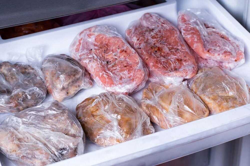 Разное мясо лежит в морозилке
