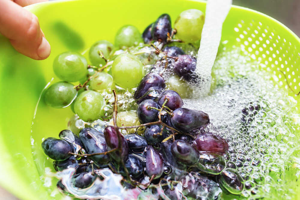 Мытье винограда в дуршлаге