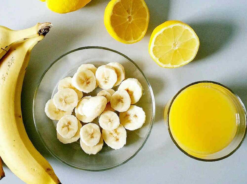 Нарезанный банан и лимонный сок
