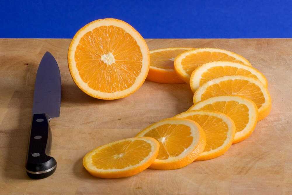 Нарезанный кольцами свежий апельсин