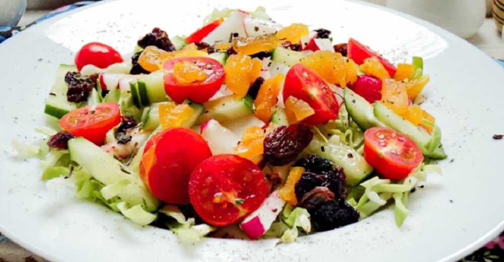 Салат из свежих овощей и сухофруктов