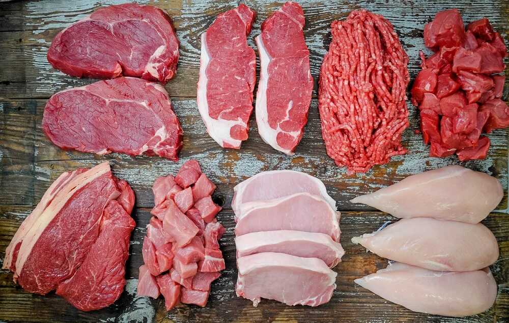 Разные виды мяса на столе