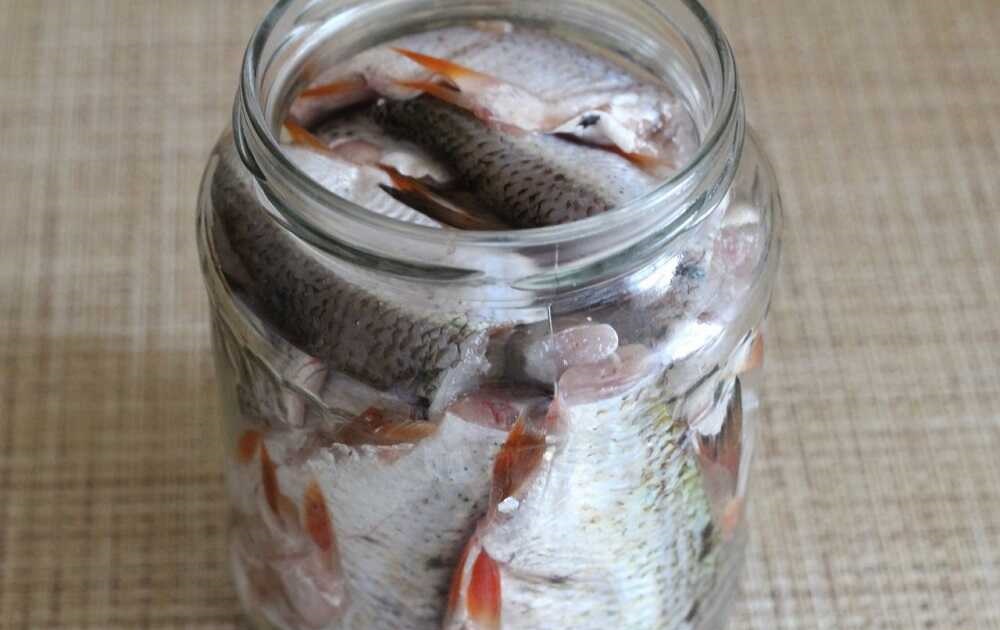 Рыбный деликатес в рассоле в стеклянной банке